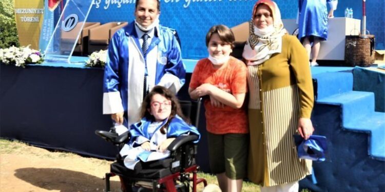 Cam kemik hastalığına rağmen çift ana dal yaparak mezun oldu