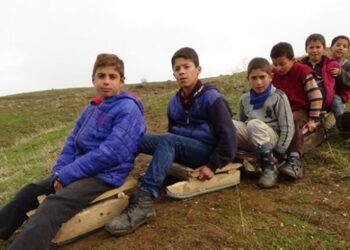 Muşlu çocuklar ıslanan çimlerde kızak keyfi yaptı