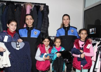 Hakkari’de ‘ücretsiz giyim mağazası’ açıldı