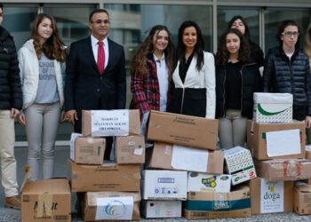 Öğrencilerin çabası ile İzmir dışına okul malzemesi gönderiliyor