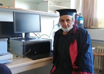 1988’de bıraktığı üniversiteden 67 yaşında mezun oldu