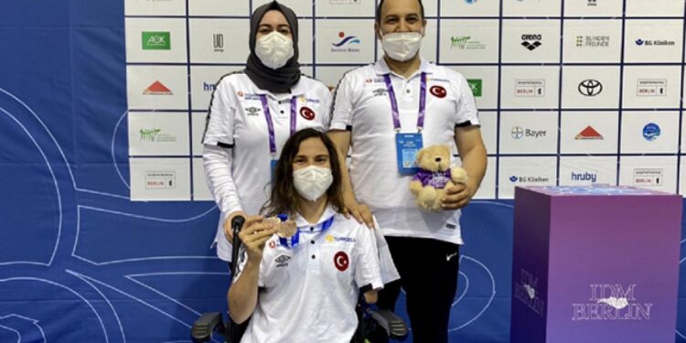 Milli yüzücü Emine Avcu’dan bronz madalya