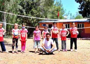 Soğan çuvalından voleybol filesine geçen kızların hayali ay-yıldızlı forma