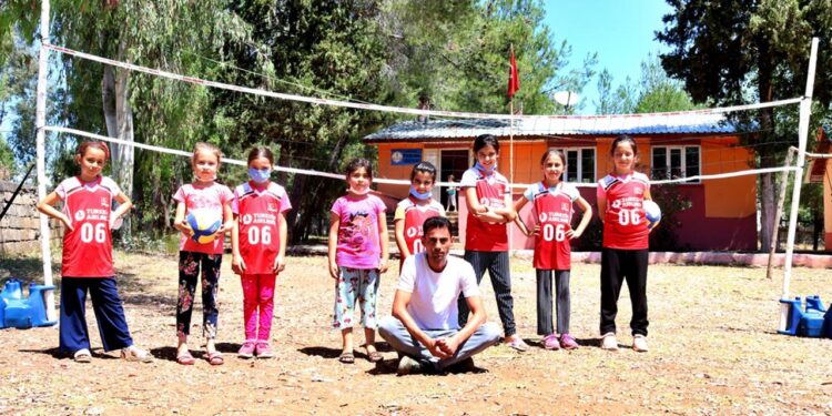Soğan çuvalından voleybol filesine geçen kızların hayali ay-yıldızlı forma