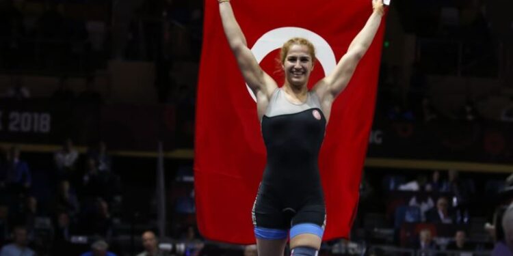 Milli güreşçi Buse Tosun’dan gümüş madalya