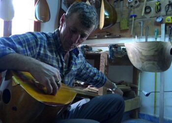 Muğlalı Orhan Çınar el yapımı bağlamanın son ustalarından