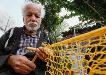 Çevreyi korumak için renkli pazar fileleri örüyor