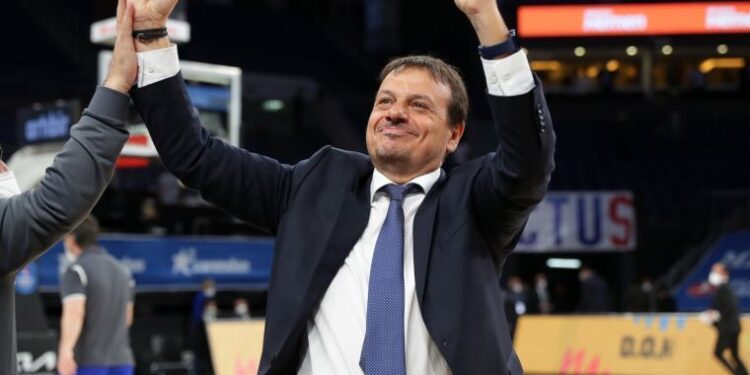 Ergin Ataman Euroleague kupasını kazanan ilk Türk başantrenör oldu