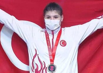 Halterde Dilara Uçan’dan altın madalya