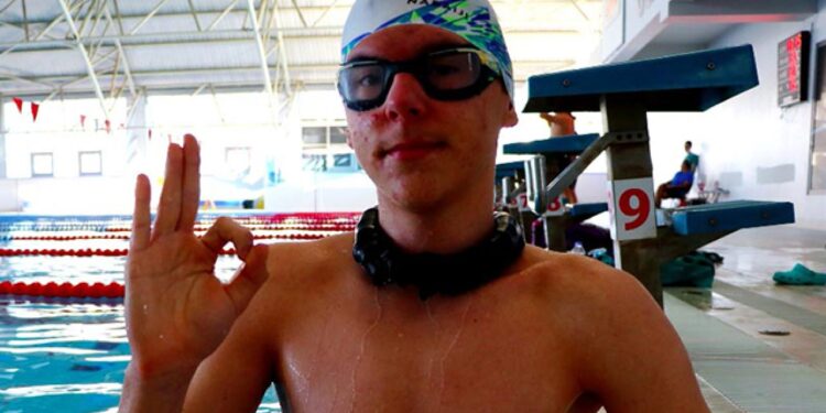 Doktorun tavsiyesiyle yüzmeye başladı, Türkiye rekoru kırdı