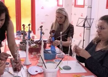 Samsunlu kadınlar atık kağıtları oyuncak bebeklere dönüştürüyor