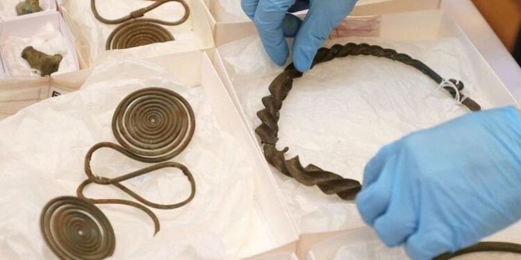 İsveç’te bir ormanda Bronz Çağı’na ait 2 bin 500 yıllık define bulundu