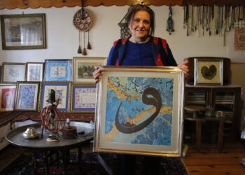 El sanatlarıyla su kuyuları açtırıyor