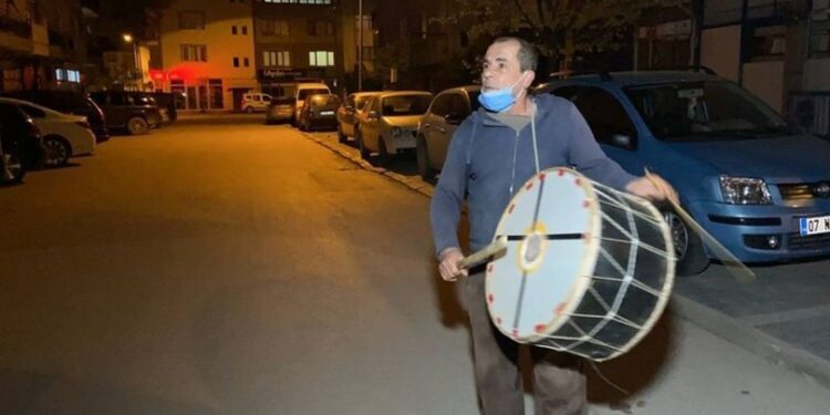 Ramazan davulcusu 30 yetimi sevindirdi