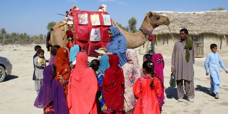 Pakistan’da “gezici deve kütüphane” çocukları kitapla buluşturuyor