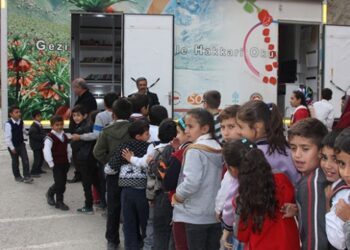 Hakkari’de köy çocukları gezici kütüphane ile kitaba kavuşuyor