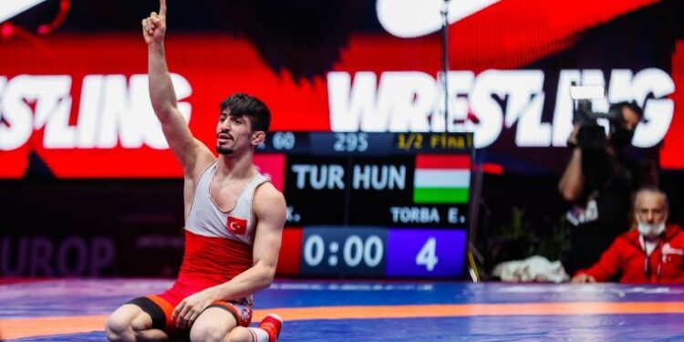 Milli güreşçi Kerem Kamal, Avrupa ikincisi oldu