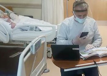 Öğretmenin görev aşkı, hastane odasını sınıfa çevirdi