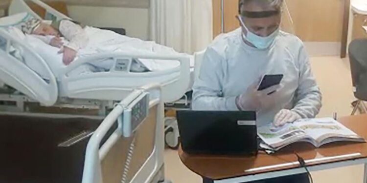 Öğretmenin görev aşkı, hastane odasını sınıfa çevirdi