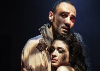 Tiyatro sanatçısı Poyraz Deniz Genç, ‘Moira’nın Gece Döngüsü’ oyunuyla iki ödül aldı