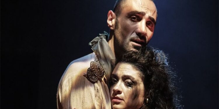 Tiyatro sanatçısı Poyraz Deniz Genç, ‘Moira’nın Gece Döngüsü’ oyunuyla iki ödül aldı