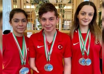 Paralimpik milli yüzücüler Sümeyye Boyacı ve Sevilay Öztürk kürsüye birlikte çıktı