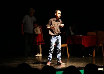 Sahnede seyircilerin alkışlarıyla engelleri aşıyorlar