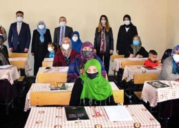 Kadın muhtar, köyünde hemcinsleri için okuma yazma kursu açtırdı