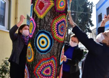 Muğla’da kadınlar ağaçları iğne oyasıyla süsledi