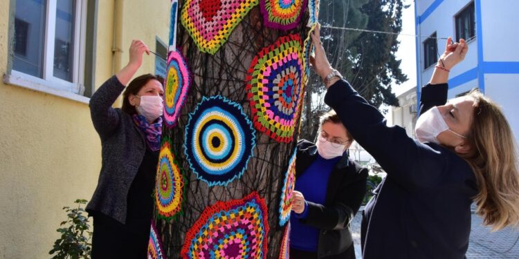 Muğla’da kadınlar ağaçları iğne oyasıyla süsledi