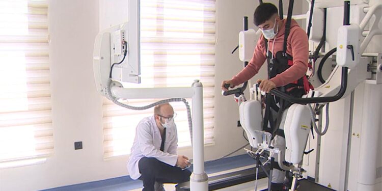 Yerli yürüyüş rehabilitasyon robotu felçli hastalara umut oldu