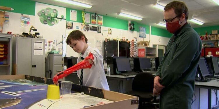 Öğrencisine üç boyutlu yazıcı ile biyonik kol üretti