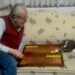Tavlacı kedi fenomen oldu! Kapı alıp zar atıyor