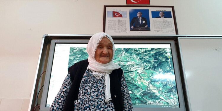 93 yılını lise öğrencilerine anlattı