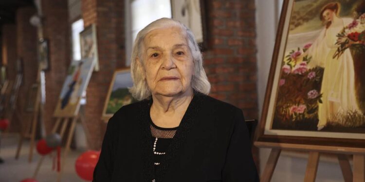 91 yaşındaki kadın hayalini kurduğu ilk resim sergisini açtı