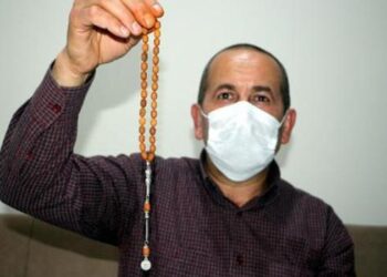 Çanakkale’den getirdiği zeytin çekirdeklerinden Onbeşliler Diyarı’nda tespih yapıyor