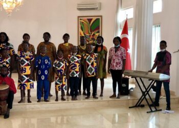 Benin’de ünlü çocuk grubu İstiklal Marşı’nı okudu