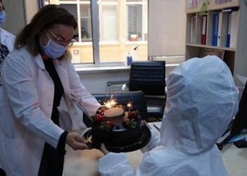 Küçük Tuğçe’den doktor annesine sürpriz! Filyasyon tulumu giydi…