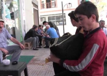 Liseli genç sokak müzisyenliği yaparak okul harçlığını çıkarıyor