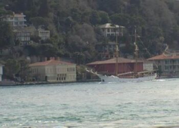 Tarihi yat İstanbul Boğazı’ndan geçti