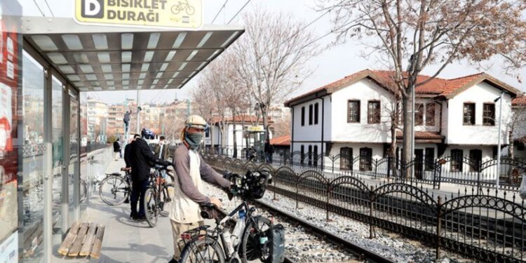 Bisikletiyle dünya turuna çıktı, oraya hayran kaldı