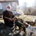 Sokak köpekleri için köyden ayrılmadı