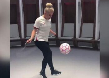 Top sektirerek ip atlayan İngiliz sporcu Guinness Rekorlar Kitabı’na girdi