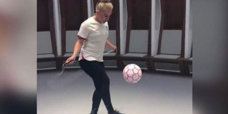 Top sektirerek ip atlayan İngiliz sporcu Guinness Rekorlar Kitabı’na girdi