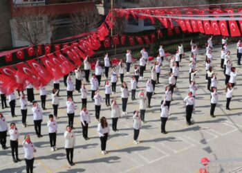 100 öğrenci, mesafeye uyarak 100’üncü yıl anısına İstiklal Marşı’nı işaret dili ile okudu