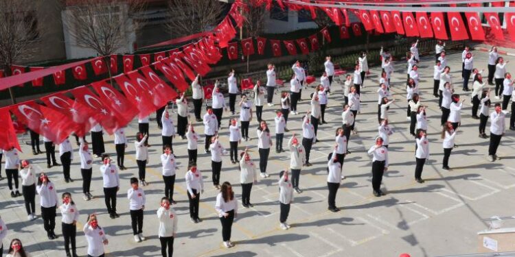 100 öğrenci, mesafeye uyarak 100’üncü yıl anısına İstiklal Marşı’nı işaret dili ile okudu