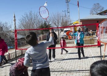 Tuncelili çocuklar badminton ile tanıştı