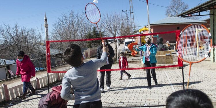 Tuncelili çocuklar badminton ile tanıştı