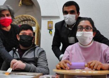 Otizmli çocuklar ahşap boyama kursuyla sosyalleşti