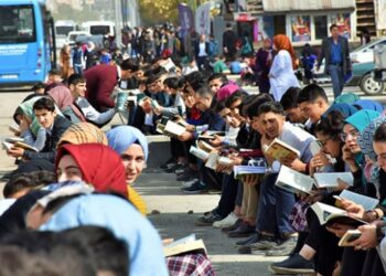 Muş’ta 10 bin öğrenci kaldırımda 3 saat kitap okudu